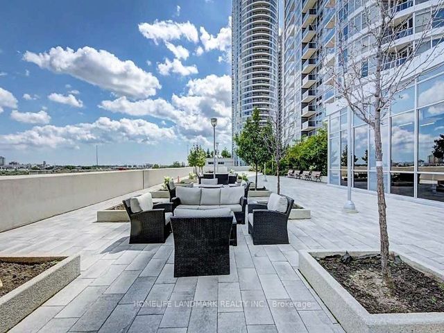 2216 - 181 Village Green Sq