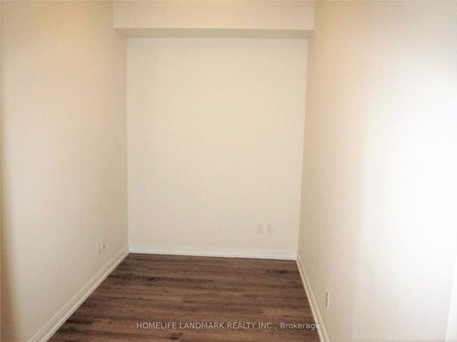 2216 - 181 Village Green Sq