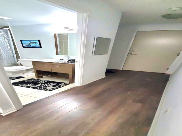 316 - 30 Meadowglen Pl