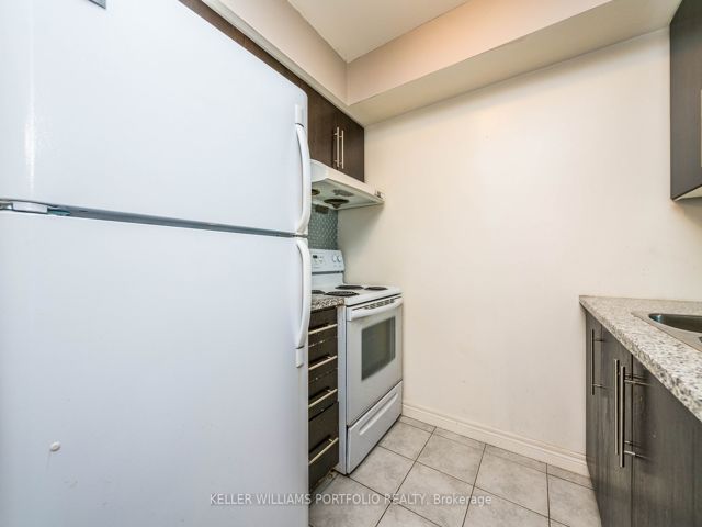 806 - 70 Town Centre Crt