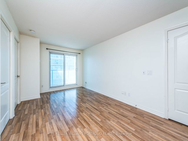 806 - 70 Town Centre Crt