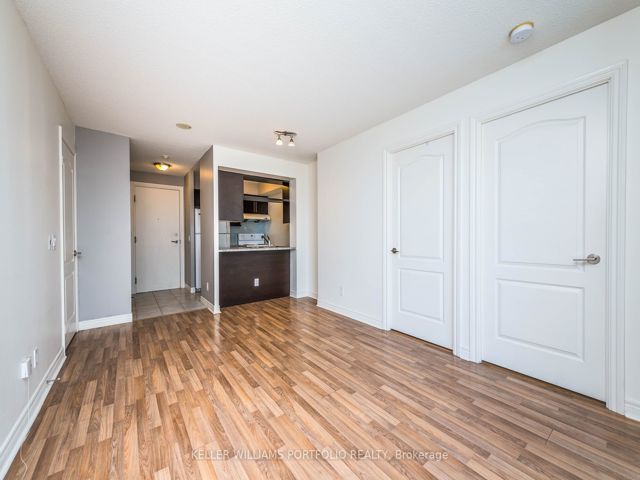 806 - 70 Town Centre Crt