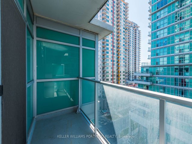 806 - 70 Town Centre Crt