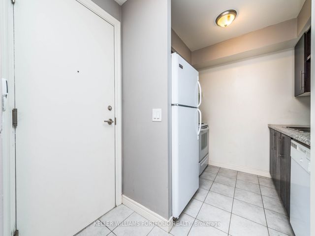 806 - 70 Town Centre Crt