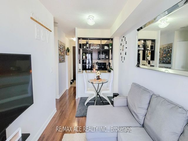 1410 - 151 Village Green Sq