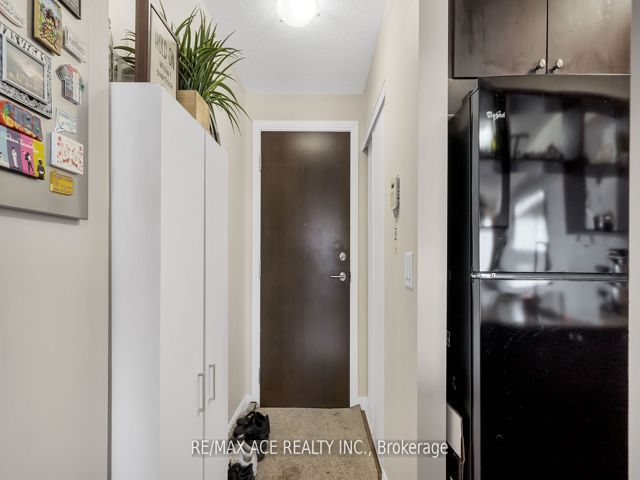 1410 - 151 Village Green Sq