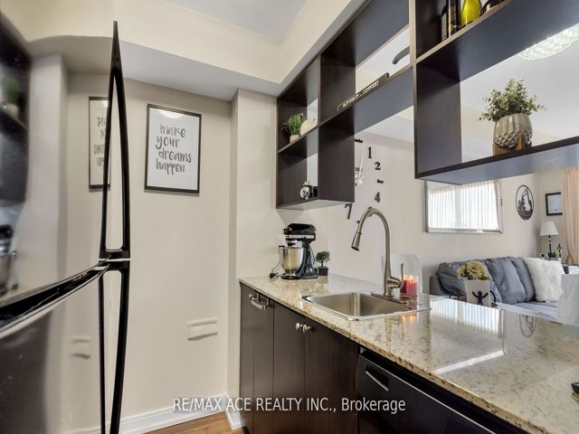 1410 - 151 Village Green Sq