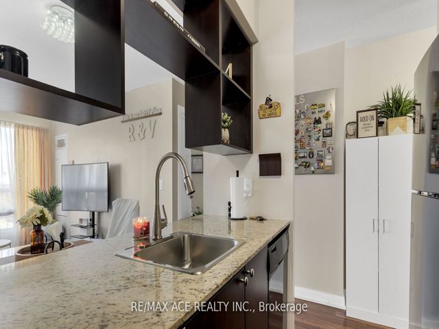1410 - 151 Village Green Sq