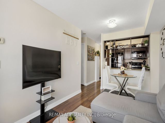 1410 - 151 Village Green Sq