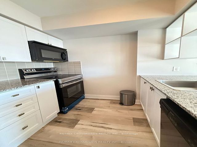 3908 - 125 Village Green Sq
