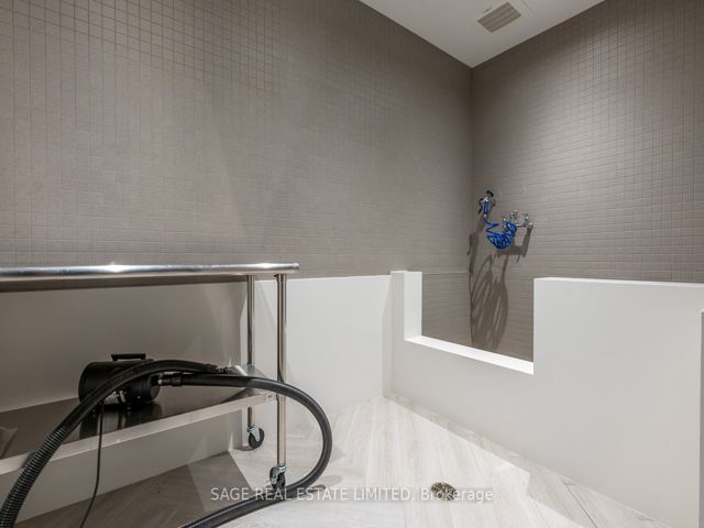 407 - 1285 Queen St E