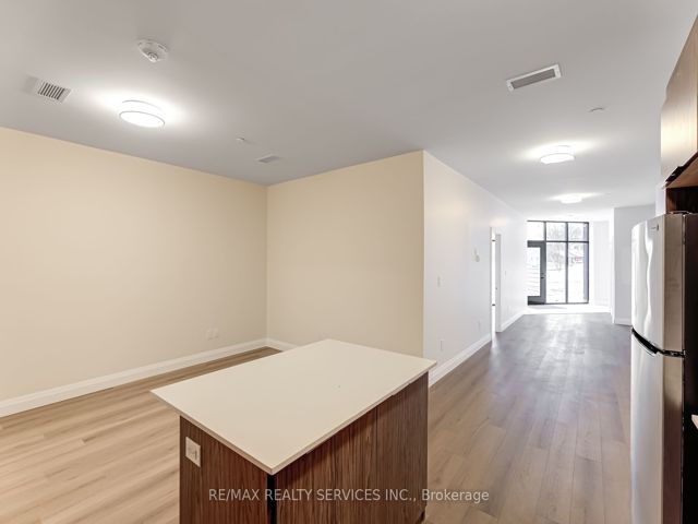 #10 - 30 Dean Park Rd