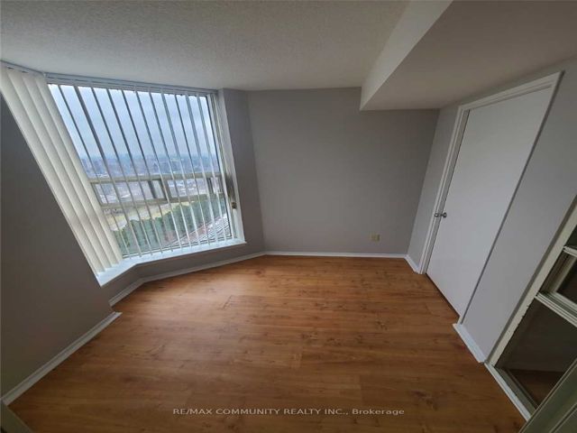 Lph04 - 2460 Eglinton Ave E