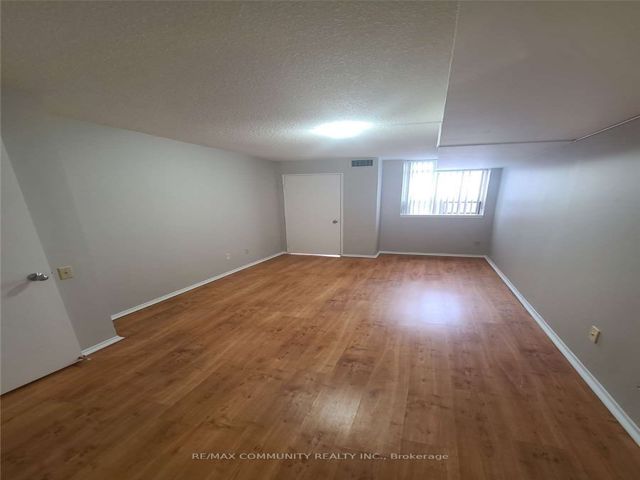 Lph04 - 2460 Eglinton Ave E