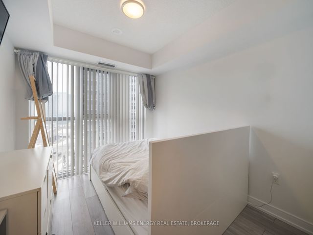805 - 225 Village Green Sq