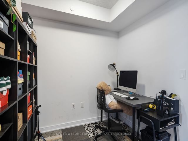 805 - 225 Village Green Sq