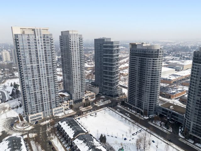 805 - 225 Village Green Sq