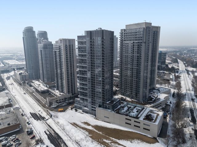 805 - 225 Village Green Sq