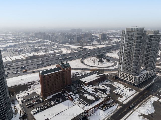 805 - 225 Village Green Sq