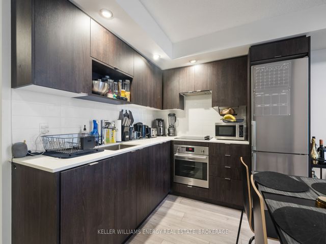 805 - 225 Village Green Sq