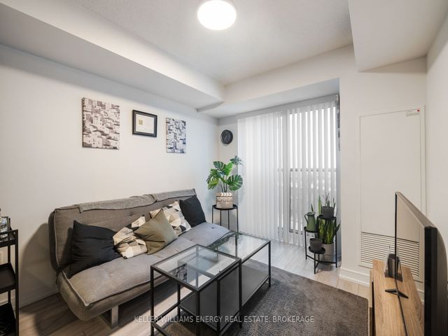 805 - 225 Village Green Sq