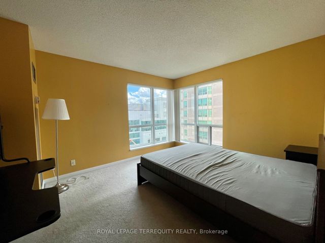 912 - 11 Lee Centre Dr