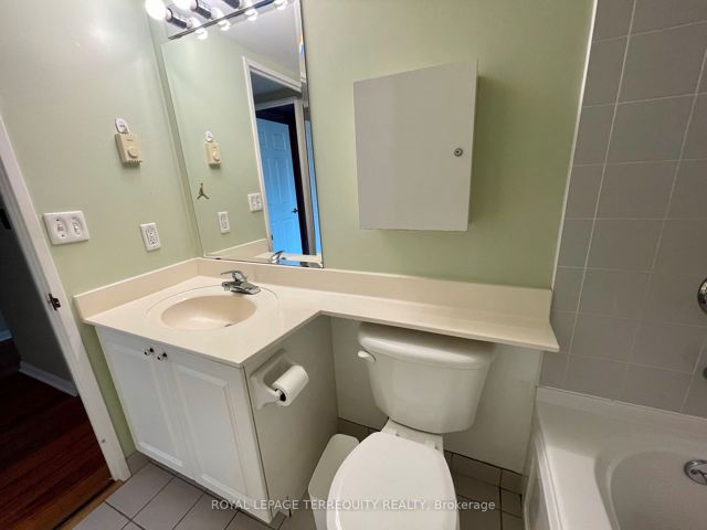 912 - 11 Lee Centre Dr