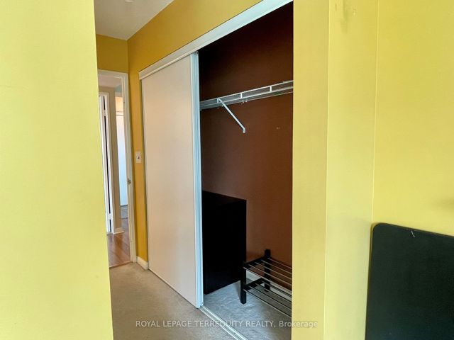 912 - 11 Lee Centre Dr