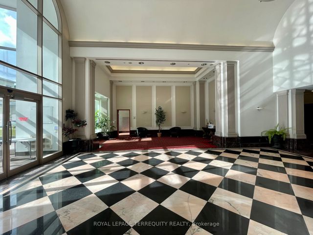 912 - 11 Lee Centre Dr