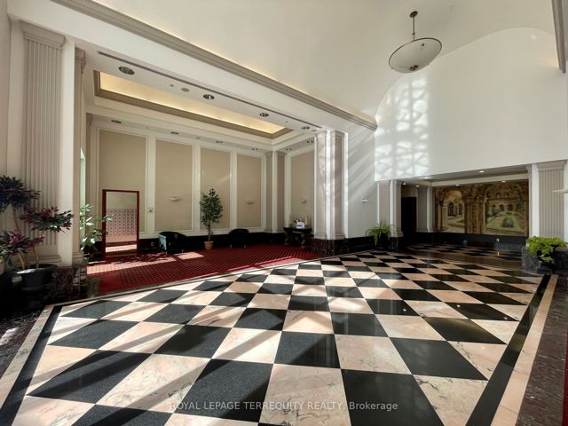 912 - 11 Lee Centre Dr
