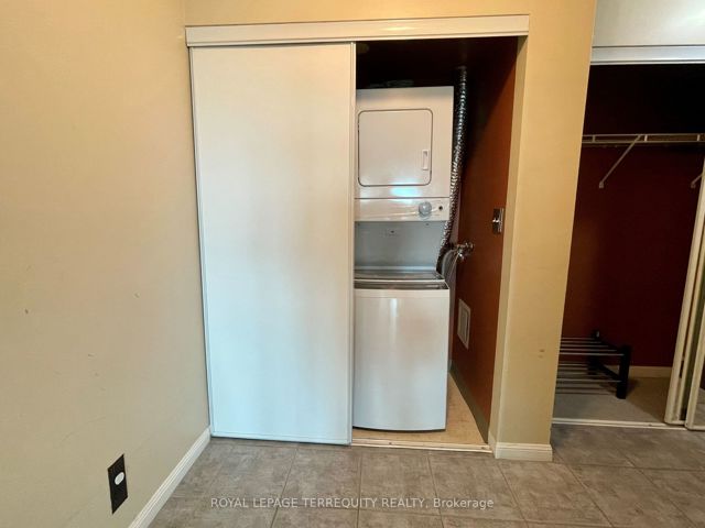 912 - 11 Lee Centre Dr
