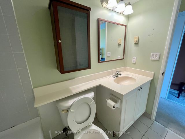 912 - 11 Lee Centre Dr