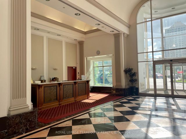 912 - 11 Lee Centre Dr