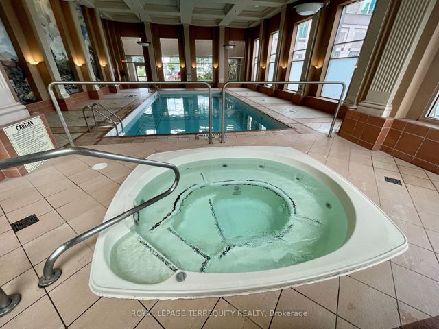 912 - 11 Lee Centre Dr