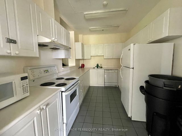 912 - 11 Lee Centre Dr