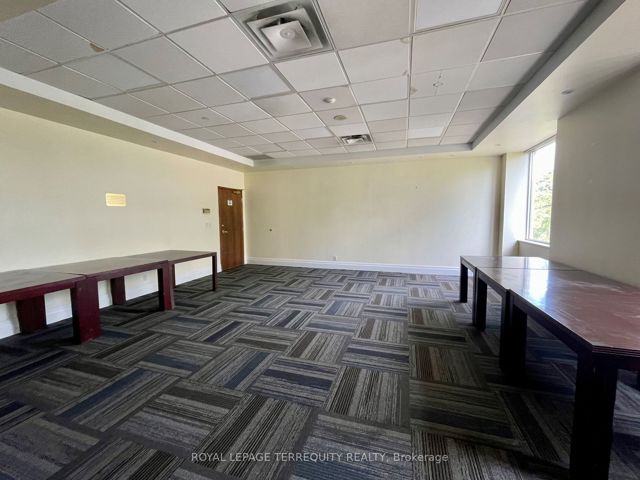 912 - 11 Lee Centre Dr