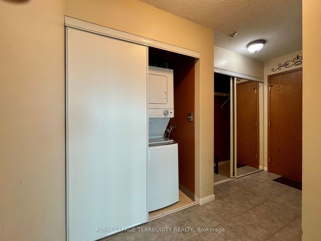 912 - 11 Lee Centre Dr