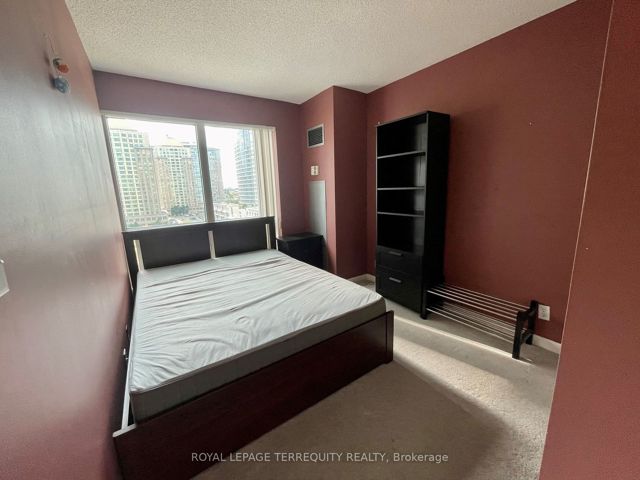 912 - 11 Lee Centre Dr