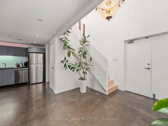 226 - 1173 Dundas St E