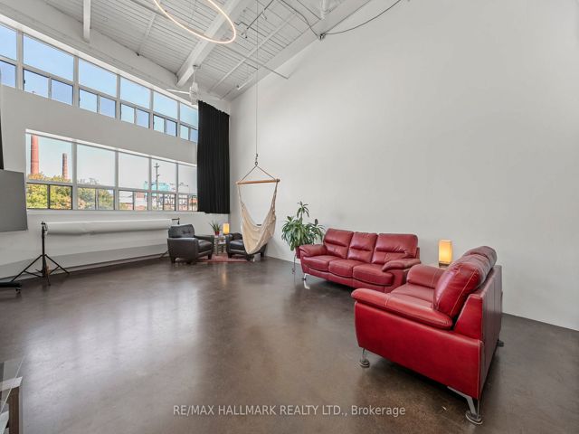 226 - 1173 Dundas St E