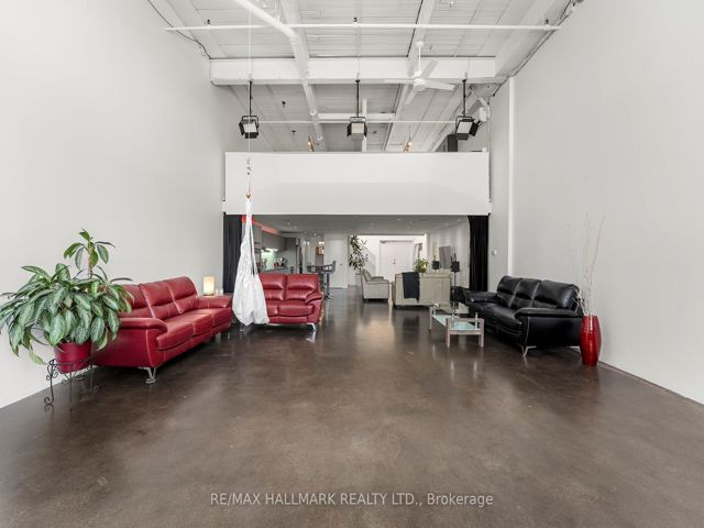 226 - 1173 Dundas St E