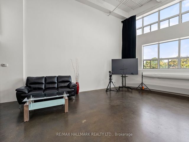 226 - 1173 Dundas St E