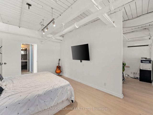 226 - 1173 Dundas St E