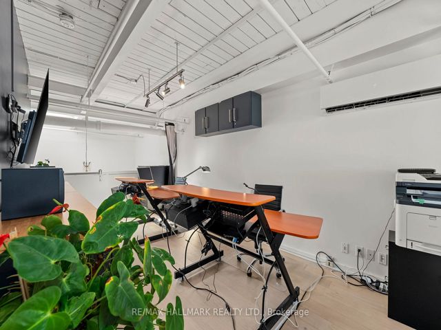 226 - 1173 Dundas St E