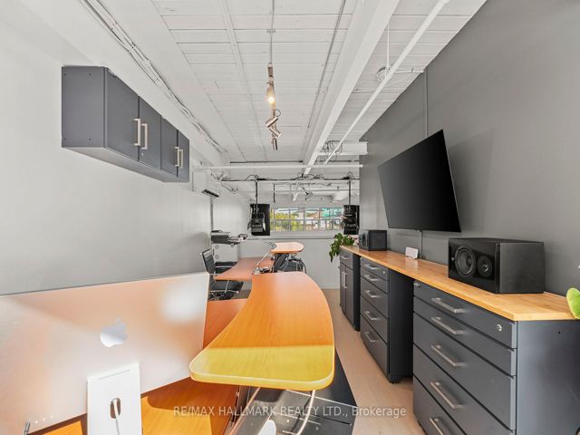 226 - 1173 Dundas St E
