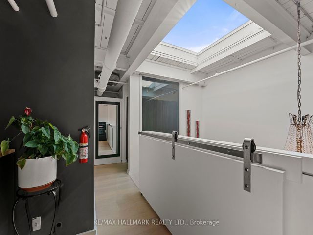 226 - 1173 Dundas St E