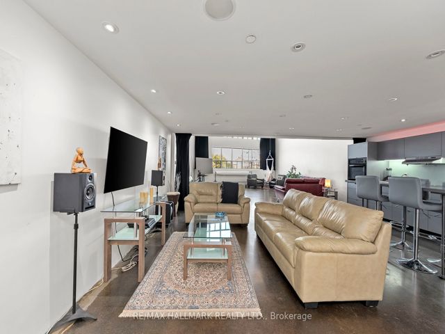 226 - 1173 Dundas St E