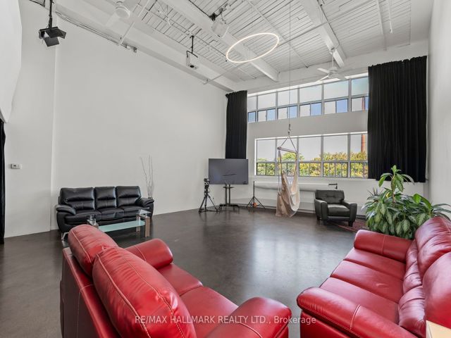 226 - 1173 Dundas St E