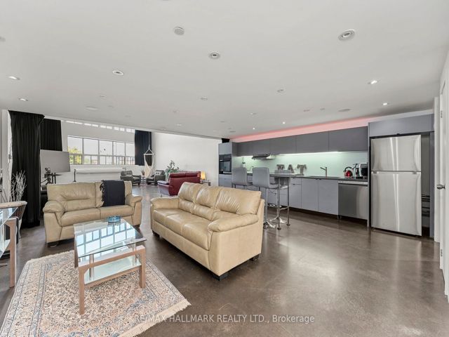 226 - 1173 Dundas St E