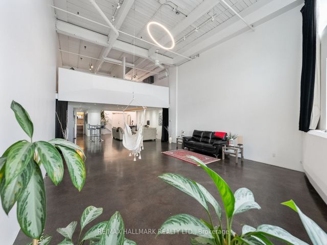 226 - 1173 Dundas St E